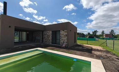 Casa con pileta en Santa Elisa Pilar del Este