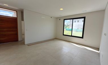 Casa con pileta en Santa Elisa Pilar del Este