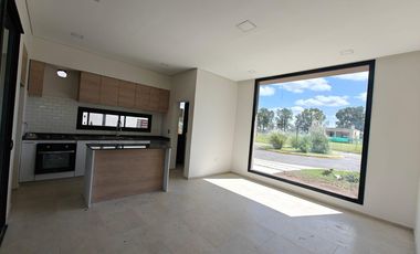 Casa con pileta en Santa Elisa Pilar del Este