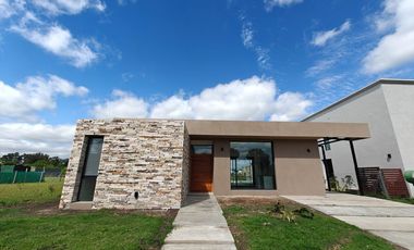 Casa con pileta en Santa Elisa Pilar del Este