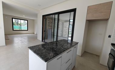 Casa con pileta en Santa Elisa Pilar del Este