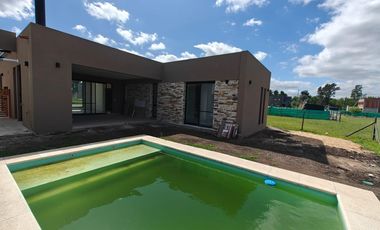 Casa con pileta en Santa Elisa Pilar del Este