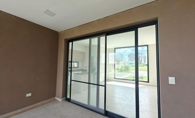 Casa con pileta en Santa Elisa Pilar del Este