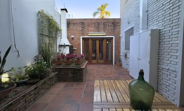 CASA VENTA EN VICENTE LÓPEZ 7 AMBIENTES JARDÍN