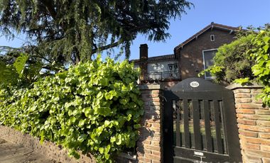 CASA VENTA EN VICENTE LÓPEZ 7 AMBIENTES JARDÍN