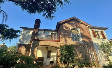 CASA VENTA EN VICENTE LÓPEZ 7 AMBIENTES JARDÍN