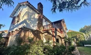 CASA VENTA EN VICENTE LÓPEZ 7 AMBIENTES JARDÍN