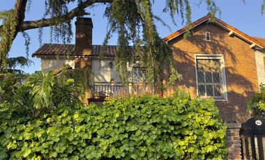 CASA VENTA EN VICENTE LÓPEZ 7 AMBIENTES JARDÍN