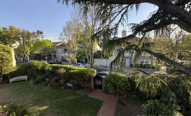 CASA VENTA EN VICENTE LÓPEZ 7 AMBIENTES JARDÍN