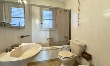 CASA VENTA EN VICENTE LÓPEZ 7 AMBIENTES JARDÍN