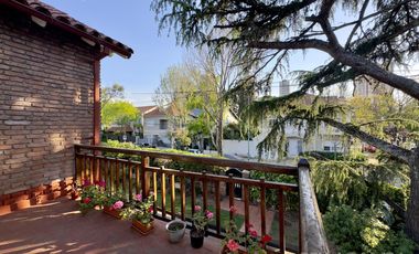 CASA VENTA EN VICENTE LÓPEZ 7 AMBIENTES JARDÍN
