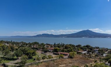 Excelente terreno en venta con gran vista a la Laguna de Chapala, rodeado de naturaleza, en perfecto nivel para acceder a cualquier sitio.