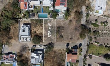Excelente terreno en venta con gran vista a la Laguna de Chapala, rodeado de naturaleza, en perfecto nivel para acceder a cualquier sitio.