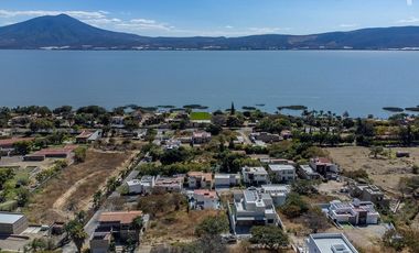 Excelente terreno en venta con gran vista a la Laguna de Chapala, rodeado de naturaleza, en perfecto nivel para acceder a cualquier sitio.
