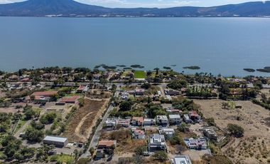 Excelente terreno en venta con gran vista a la Laguna de Chapala, rodeado de naturaleza, en perfecto nivel para acceder a cualquier sitio.
