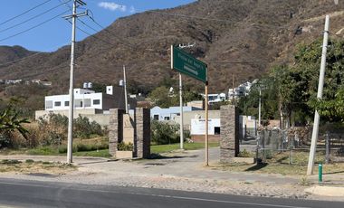 Excelente terreno en venta con gran vista a la Laguna de Chapala, rodeado de naturaleza, en perfecto nivel para acceder a cualquier sitio.