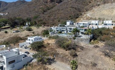 Excelente terreno en venta con gran vista a la Laguna de Chapala, rodeado de naturaleza, en perfecto nivel para acceder a cualquier sitio.