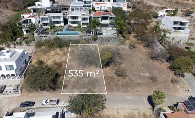 Excelente terreno en venta con gran vista a la Laguna de Chapala, rodeado de naturaleza, en perfecto nivel para acceder a cualquier sitio.