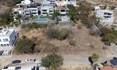 Excelente terreno en venta con gran vista a la Laguna de Chapala, rodeado de naturaleza, en perfecto nivel para acceder a cualquier sitio.