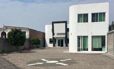 Edificio comercial en venta en Av. Universidad, SJR, Querétaro.