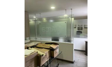 SE VENDE OFICINA EN EL CENTRO EN LA 8 CON 23 CON ASCENSOR