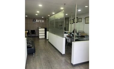 SE VENDE OFICINA EN EL CENTRO EN LA 8 CON 23 CON ASCENSOR