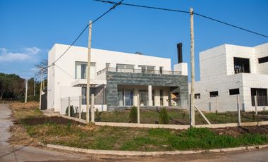 CASA A LA VENTA A ESTRENAR EN ZONA LOPEZ JORDAN Y DARWIN