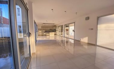 CASA A LA VENTA A ESTRENAR EN ZONA LOPEZ JORDAN Y DARWIN
