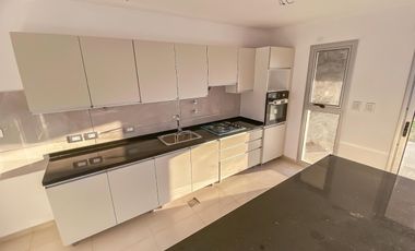 CASA A LA VENTA A ESTRENAR EN ZONA LOPEZ JORDAN Y DARWIN
