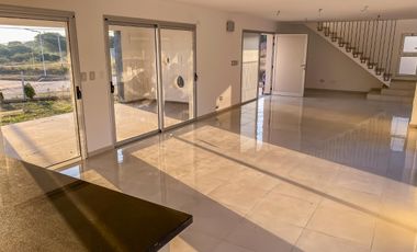 CASA A LA VENTA A ESTRENAR EN ZONA LOPEZ JORDAN Y DARWIN
