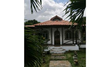VENTA DE HERMOSA CASA  SEMI CAMPESTRE PENONOMÉ
