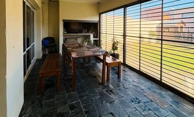 IMPORTANTE CASA A LA VENTA EN ZONA CAPUTO Y NEWBERY