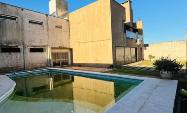 IMPORTANTE CASA A LA VENTA EN ZONA CAPUTO Y NEWBERY