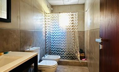 IMPORTANTE CASA A LA VENTA EN ZONA CAPUTO Y NEWBERY