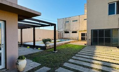 IMPORTANTE CASA A LA VENTA EN ZONA CAPUTO Y NEWBERY