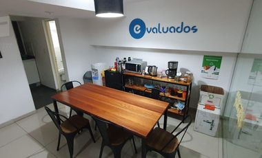 Oficina de 110m2 en subsuelo con patio en calle Chile al 200 u$ 110.000.-