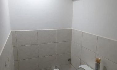 Oficina de 110m2 en subsuelo con patio en calle Chile al 200 u$ 110.000.-