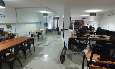 Oficina de 110m2 en subsuelo con patio en calle Chile al 200 u$ 110.000.-
