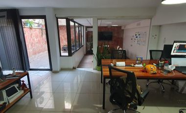 Oficina de 110m2 en subsuelo con patio en calle Chile al 200 u$ 110.000.-
