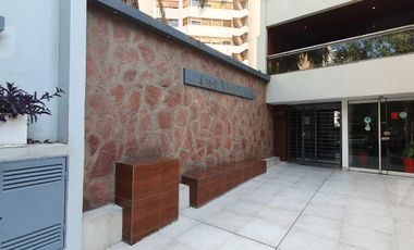 Oficina de 110m2 en subsuelo con patio en calle Chile al 200 u$ 110.000.-