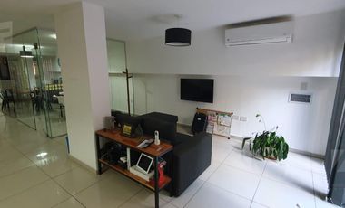 Oficina de 110m2 en subsuelo con patio en calle Chile al 200 u$ 110.000.-