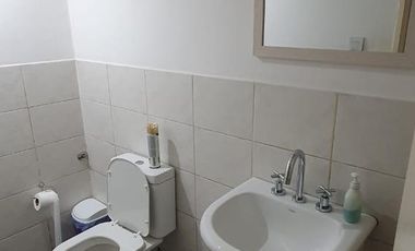 Oficina de 110m2 en subsuelo con patio en calle Chile al 200 u$ 110.000.-