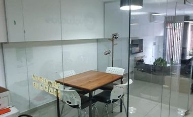 Oficina de 110m2 en subsuelo con patio en calle Chile al 200 u$ 110.000.-