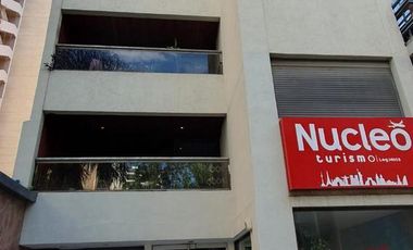 Oficina de 110m2 en subsuelo con patio en calle Chile al 200 u$ 110.000.-