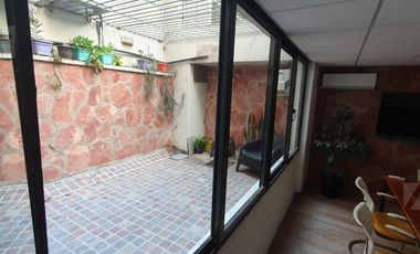 Oficina de 110m2 en subsuelo con patio en calle Chile al 200 u$ 110.000.-