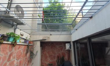 Oficina de 110m2 en subsuelo con patio en calle Chile al 200 u$ 110.000.-