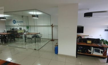 Oficina de 110m2 en subsuelo con patio en calle Chile al 200 u$ 110.000.-
