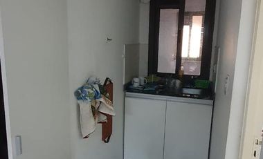 Oficina de 110m2 en subsuelo con patio en calle Chile al 200 u$ 110.000.-