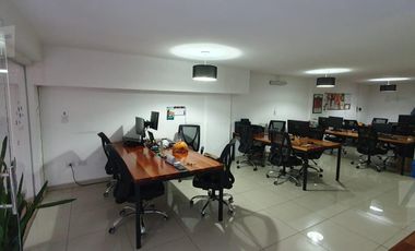 Oficina de 110m2 en subsuelo con patio en calle Chile al 200 u$ 110.000.-