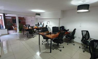 Oficina de 110m2 en subsuelo con patio en calle Chile al 200 u$ 110.000.-